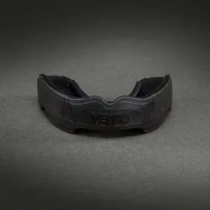 Протектор за уста - Venum Predator Mouthguard - Black/Black/Red